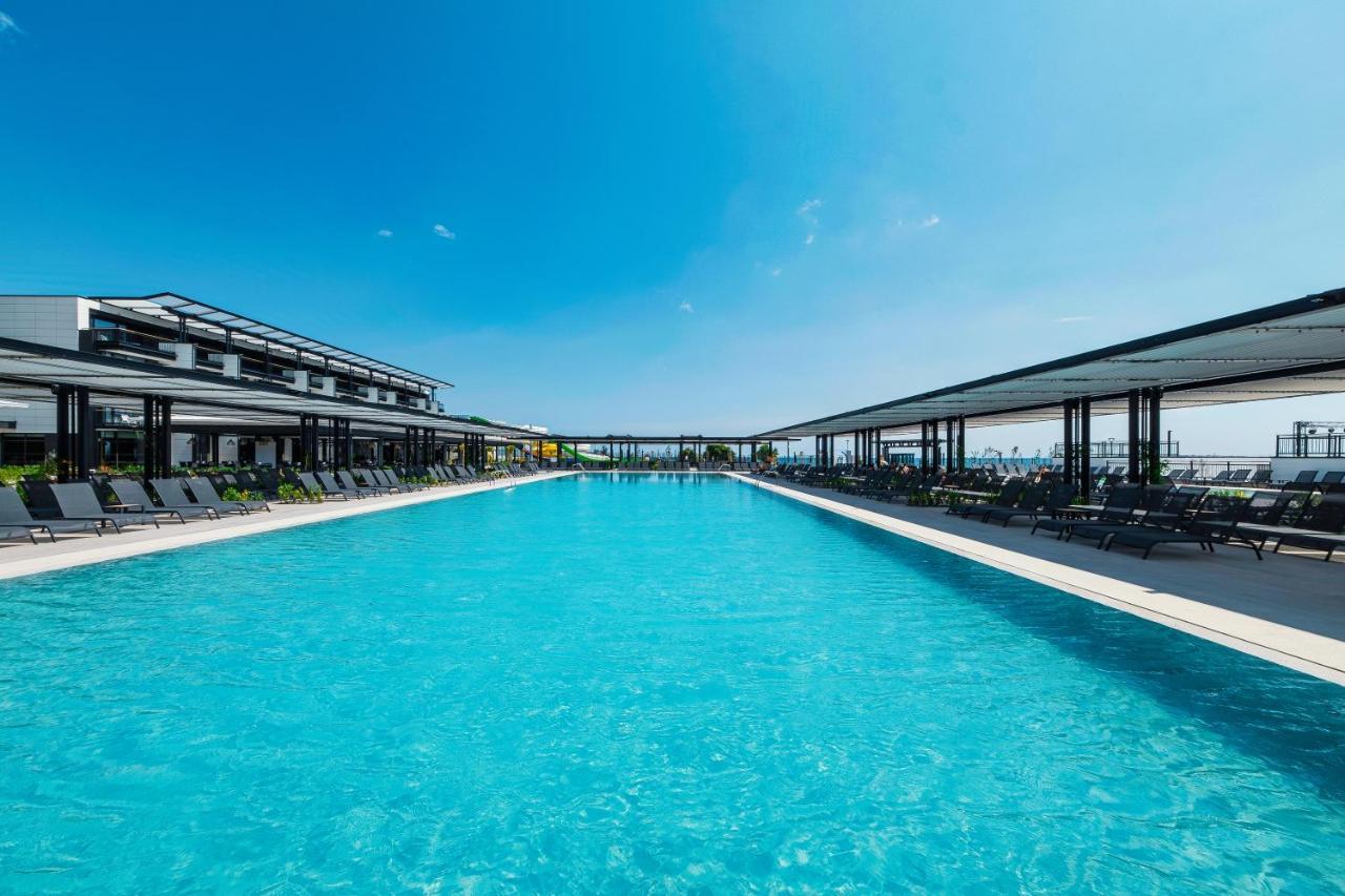 Voya Beach Resort Sveti Vlas Exterior foto The swimming pool at the hotel
