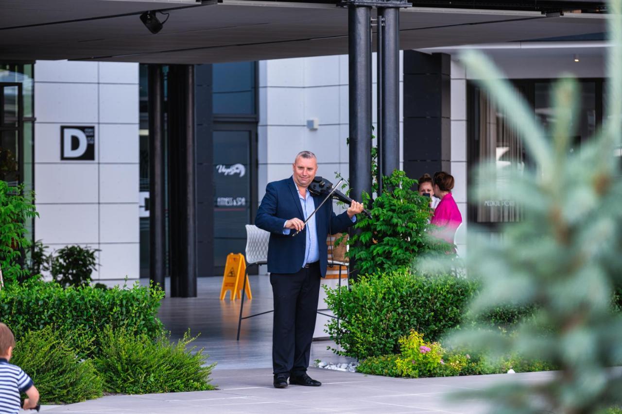 Voya Beach Resort Sveti Vlas Exterior foto A security guard at the entrance of a hotel