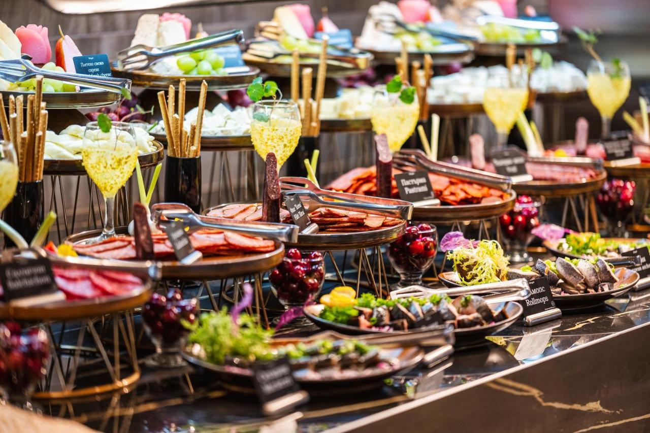 Voya Beach Resort Sveti Vlas Exterior foto A buffet