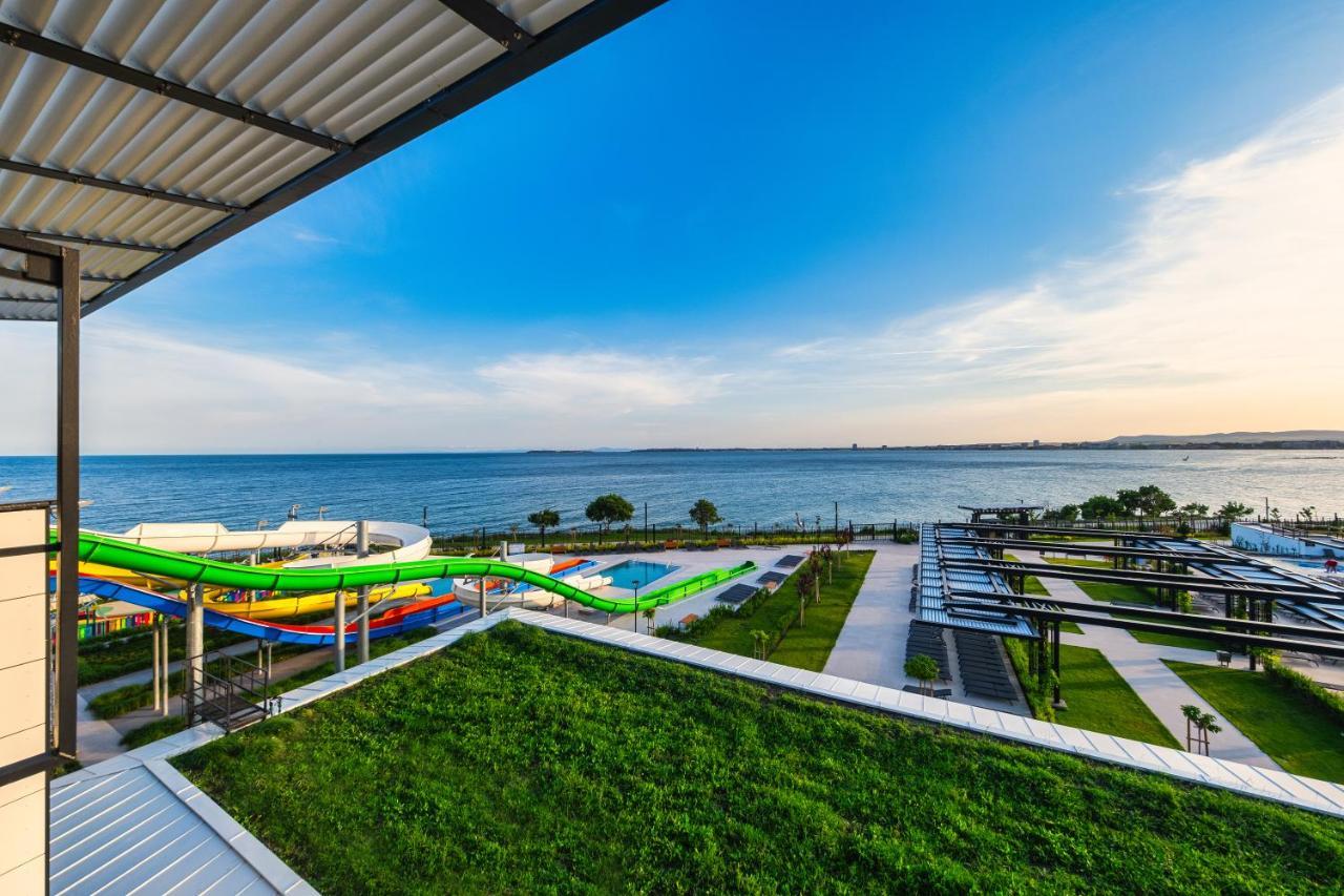Voya Beach Resort Sveti Vlas Exterior foto View of the water park