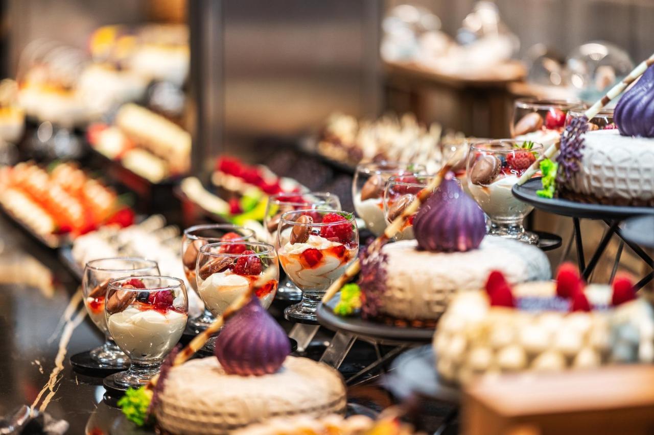 Voya Beach Resort Sveti Vlas Exterior foto A dessert buffet