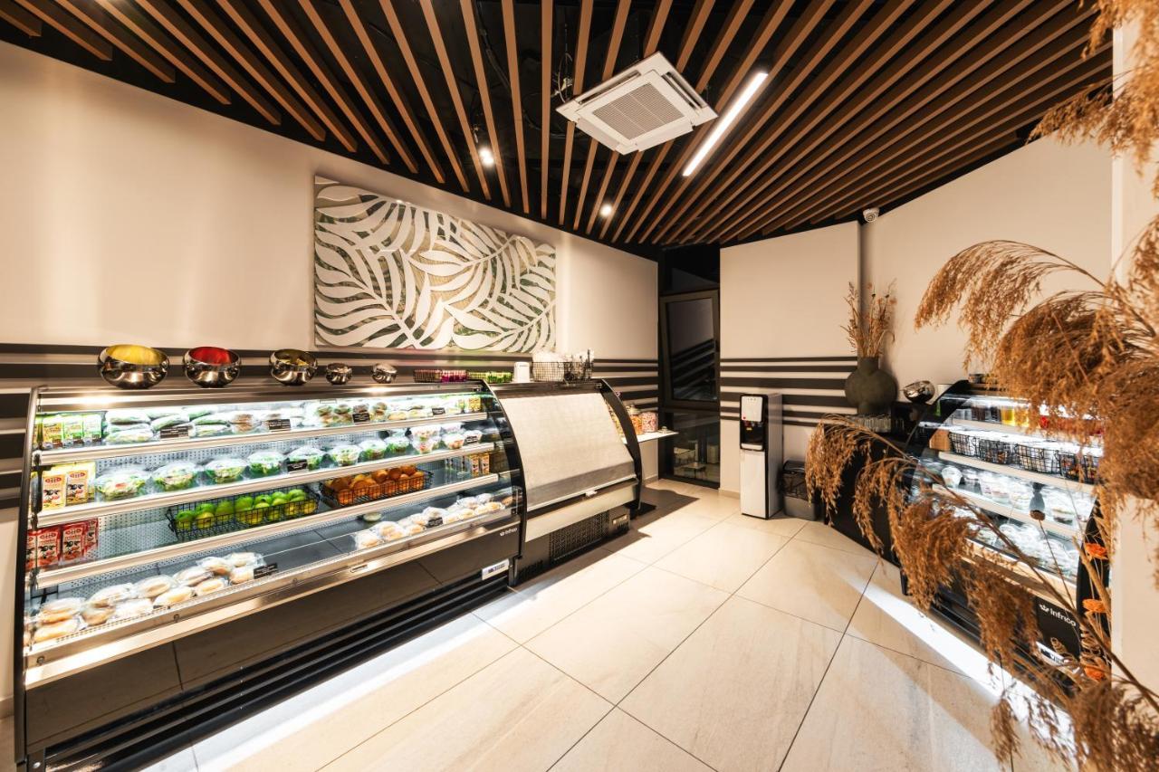 Voya Beach Resort Sveti Vlas Exterior foto The interior of a typical convenience store