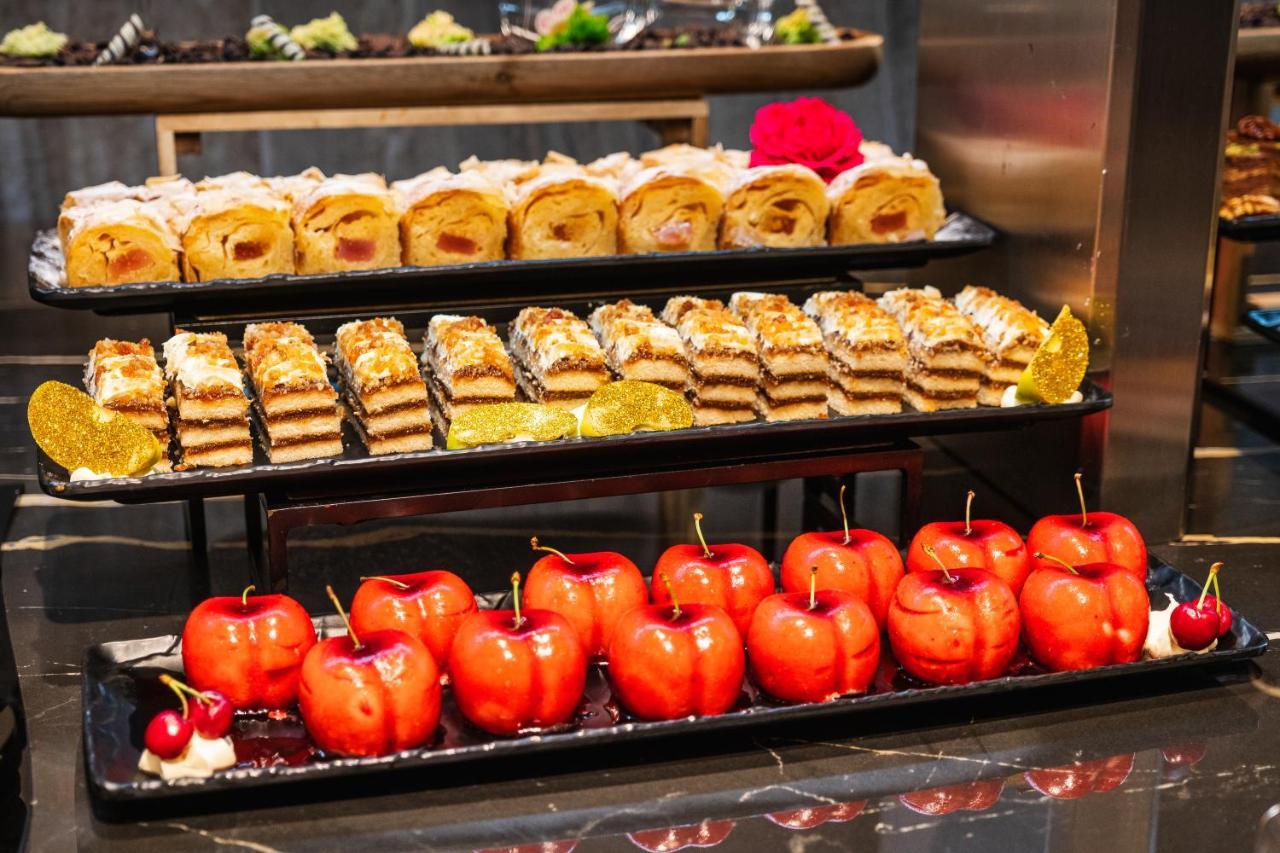 Voya Beach Resort Sveti Vlas Exterior foto A dessert buffet