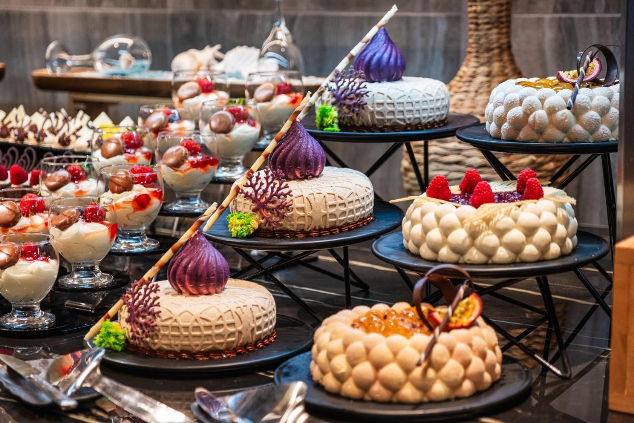 Voya Beach Resort Sveti Vlas Exterior foto A selection of desserts